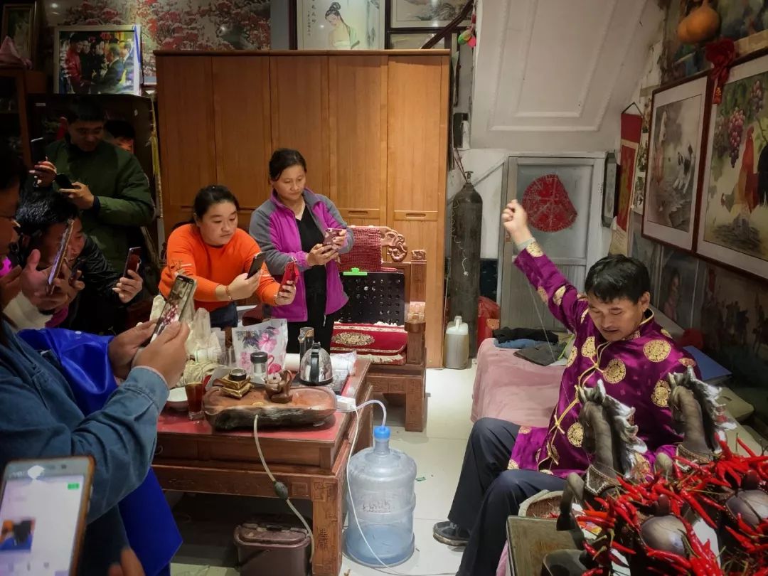 朱之文安装铁门视频,朱之文走进草原唱歌