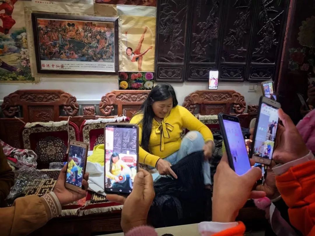 朱之文安装铁门视频,朱之文走进草原唱歌