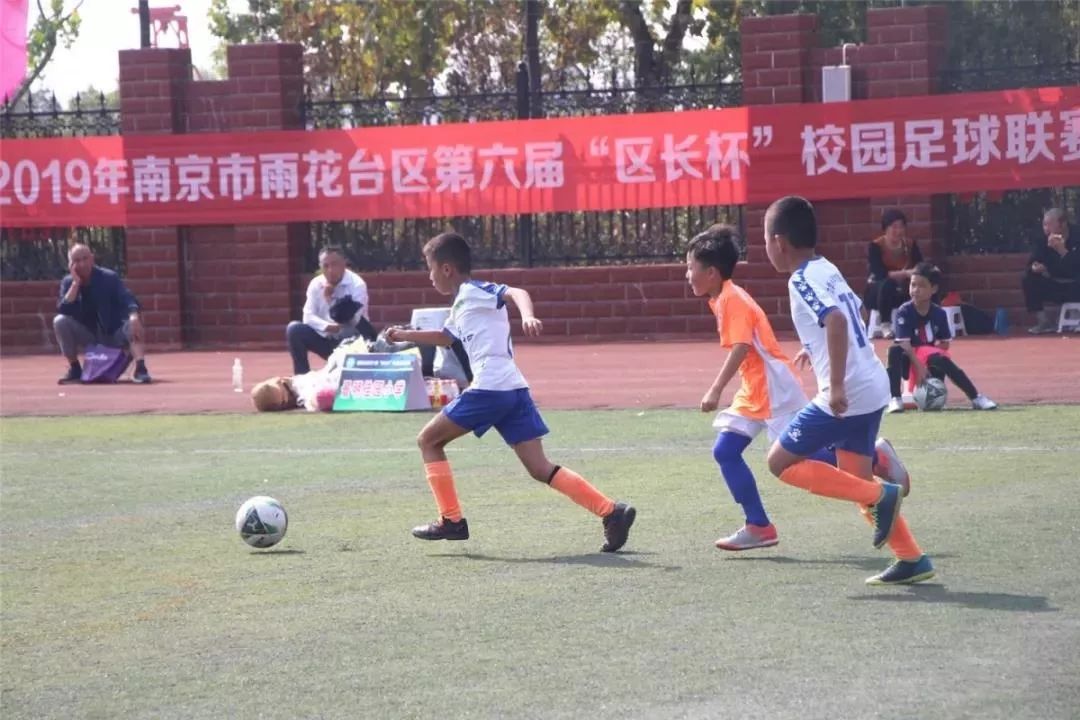 秋风飒飒绿茵逐梦雨花台区第六届“区长杯”校园足球联赛开赛啦！