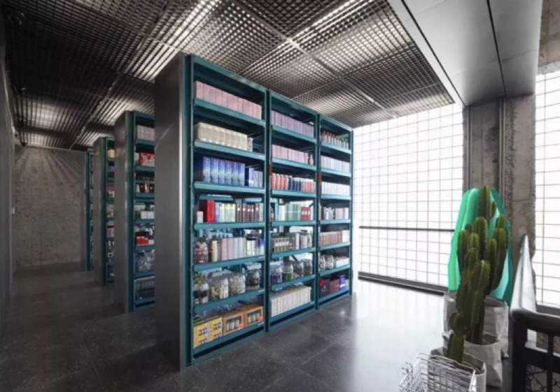 焦点分析,三里屯一家仓储美妆店