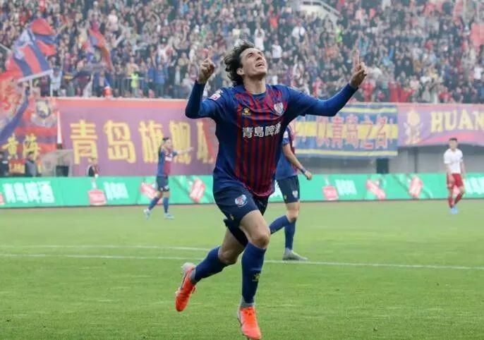 足球夺冠捧杯庆祝动作,足球夺冠举奖杯庆祝动作