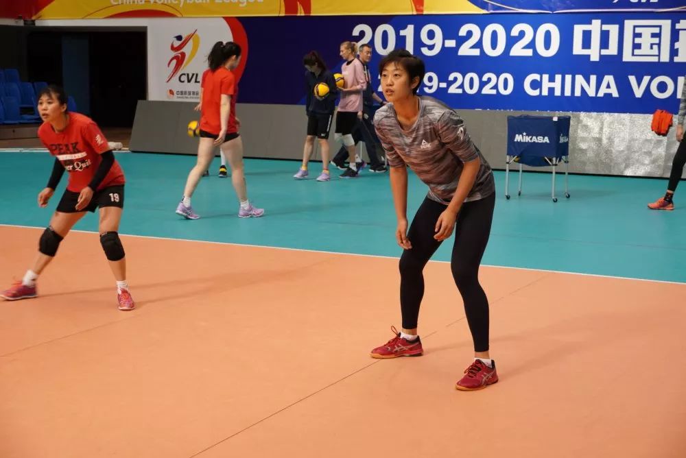 郎平探班中国女排视频,辽宁华君女排