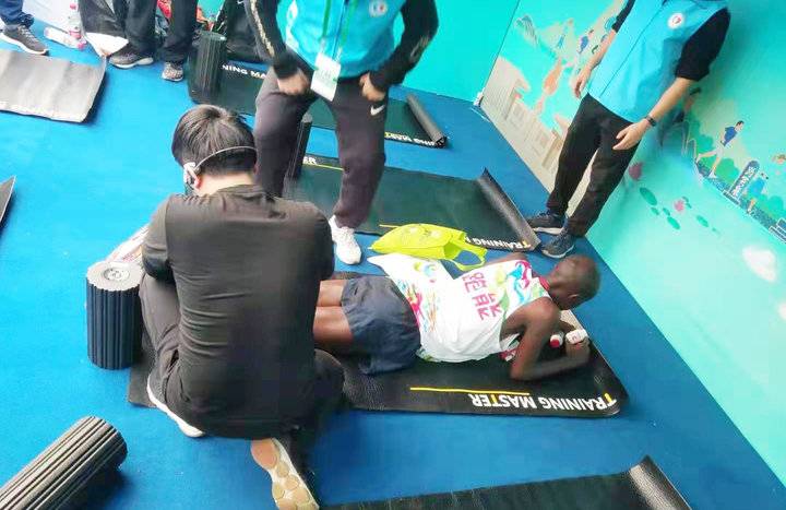 “泉新全意”，新华保险助力泉城马拉松参赛选手“华彩绽放”