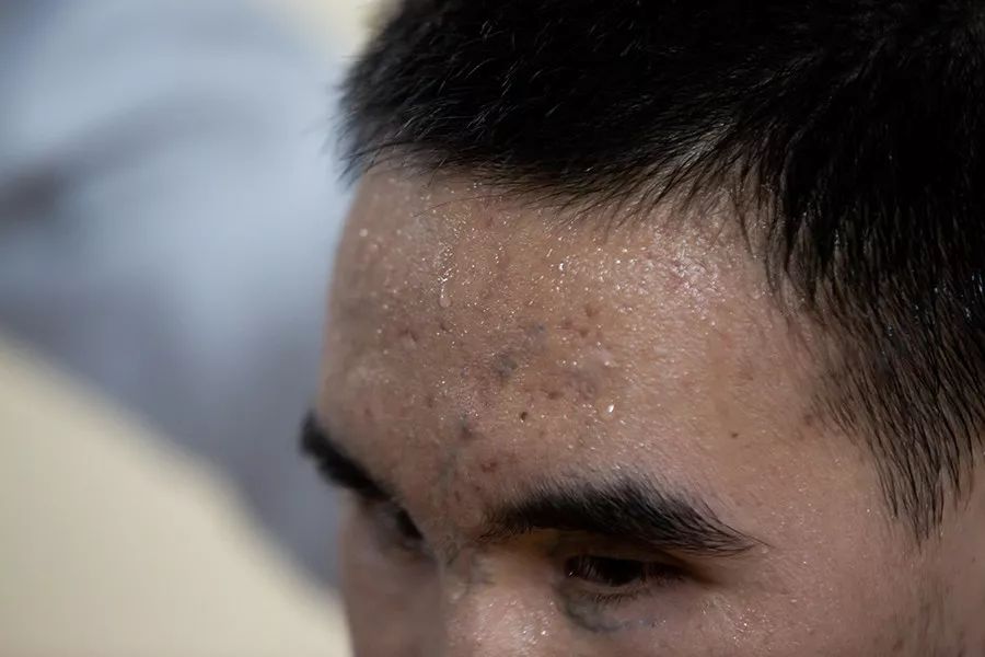 杜富国仍把被子叠成豆腐块,杜富国受伤时画面