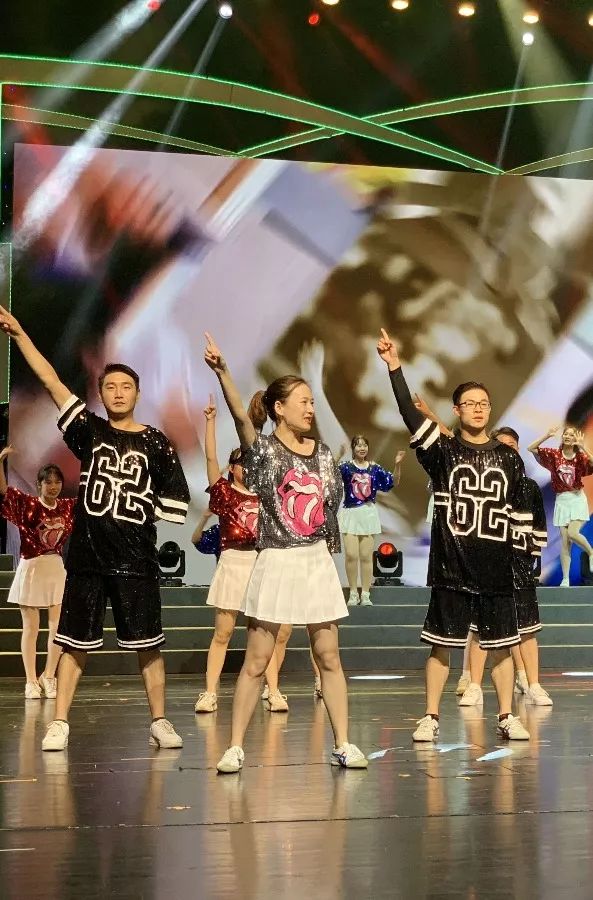 今天，这所学校的生日会惊艳全场