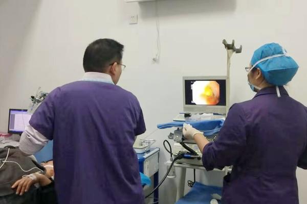 可怕!空腹吃柿子又吃红薯,六旬老人胃里取出“大柿石”