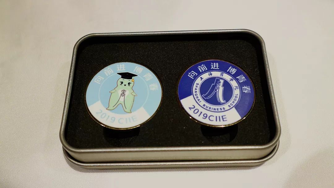 同学，换徽章吗？沪上各高校“小叶子”进博徽章大集合！