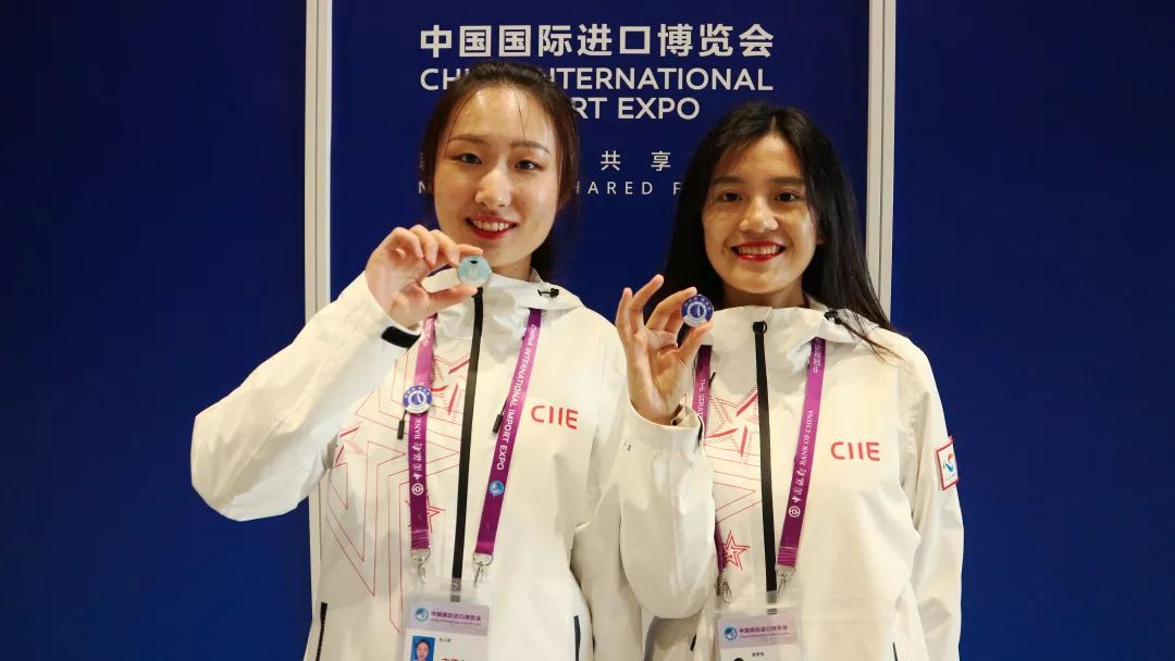 同学，换徽章吗？沪上各高校“小叶子”进博徽章大集合！