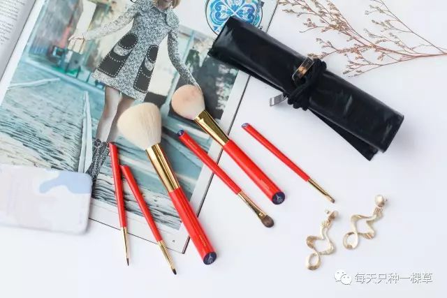 买了很多眼影却还是不会画,买了好多化妆品