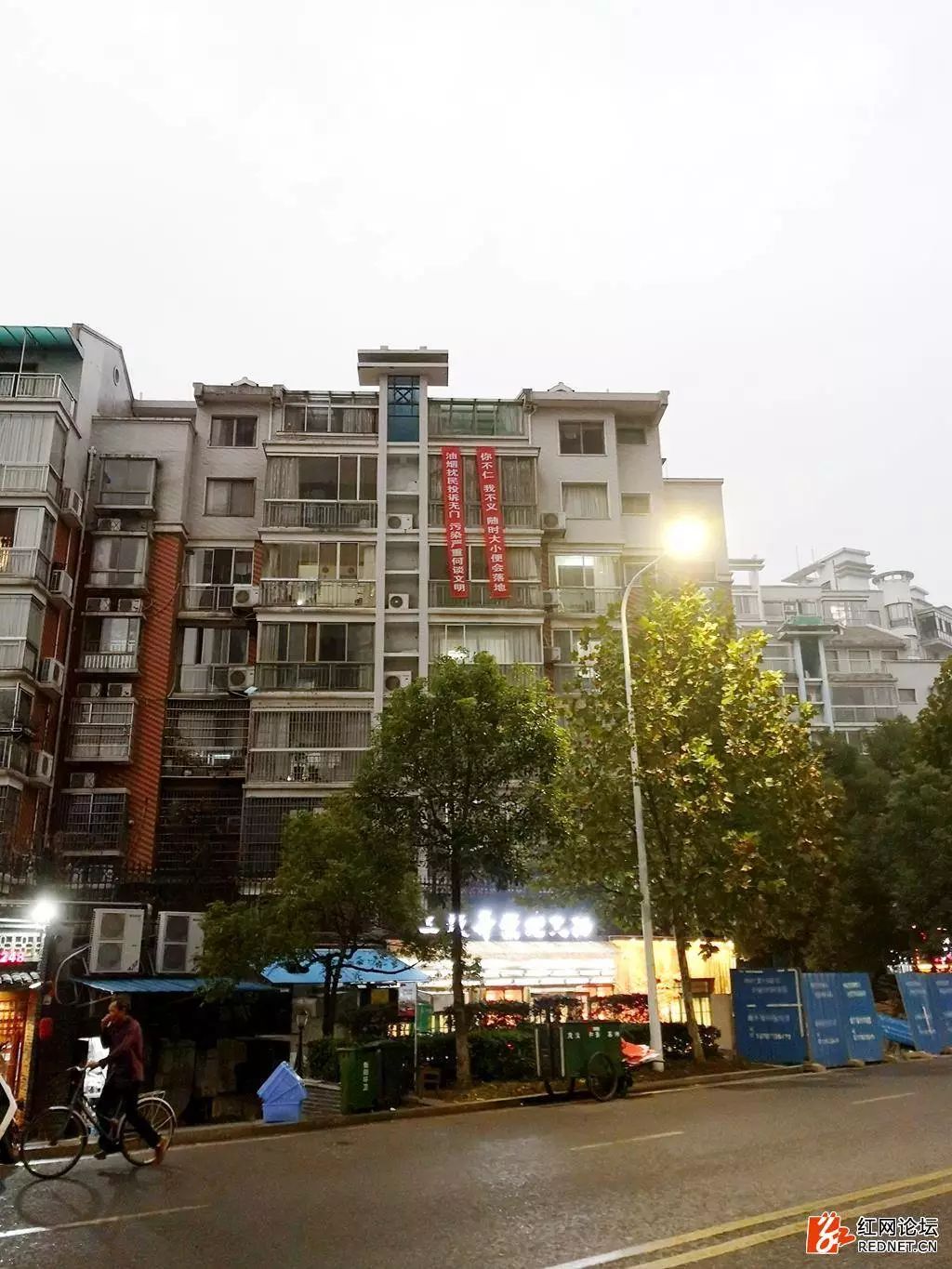 楼上炒菜油烟往楼下跑是怎么回事,楼下做饭楼上有油烟味找谁