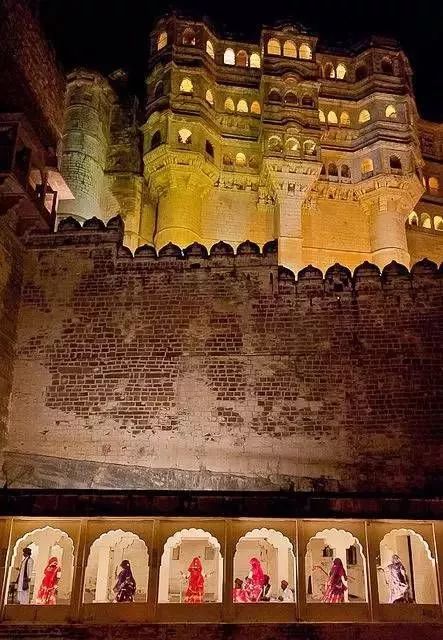 星球 · Lavigne | 蓝色之城三部曲：蓝的忧伤，城堡与亡灵