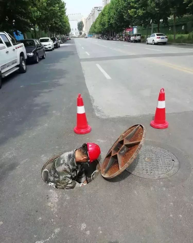 你的家里温暖如春，你可知这个城市有一群暖男在为你抵御寒冬