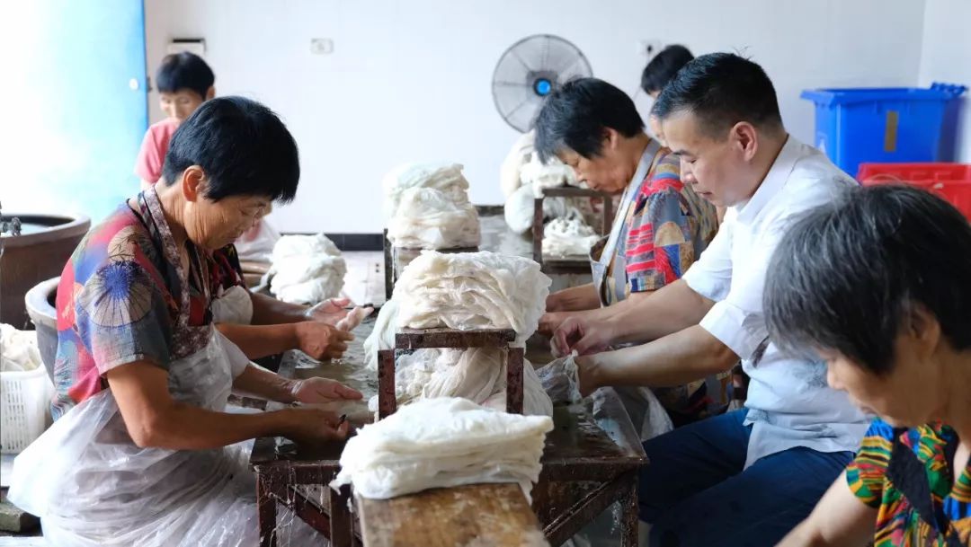 央视曝光蚕丝被长期盖,桑蚕丝真丝被曝光