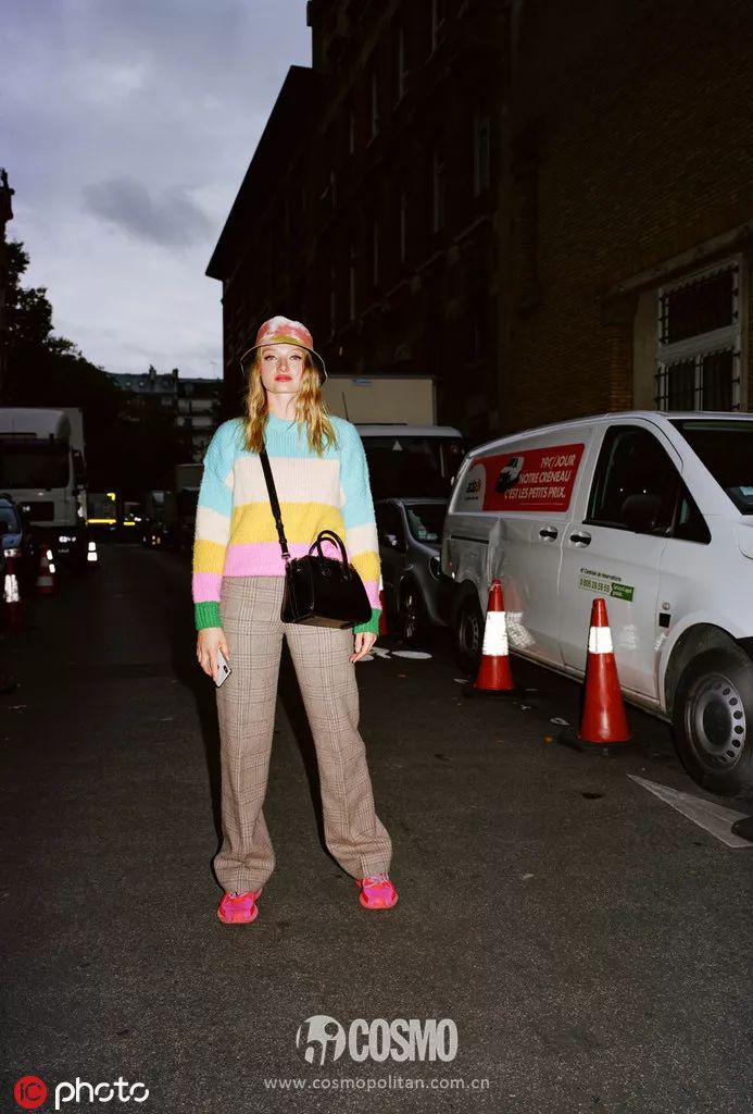 好久不见的ITgirl钟小姐，毛衣很不错喔