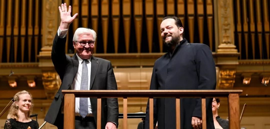 横跨大西洋，双城共享音乐总监的喜与忧