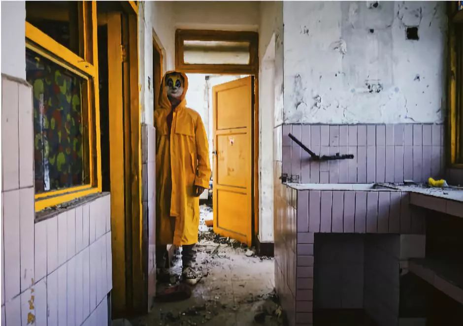 这张图非常火，网友留言说：这个星星就不知道把板凳往前挪一挪吗