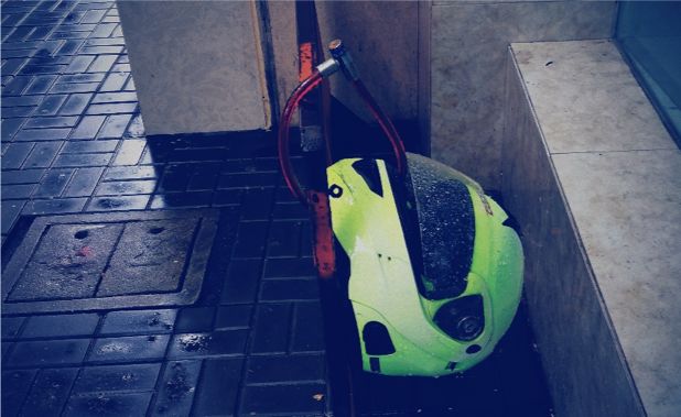 这张图非常火，网友留言说：这个星星就不知道把板凳往前挪一挪吗