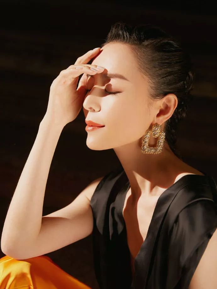 低胸≠暴露!或许你与性感女神只差一件V领的距离