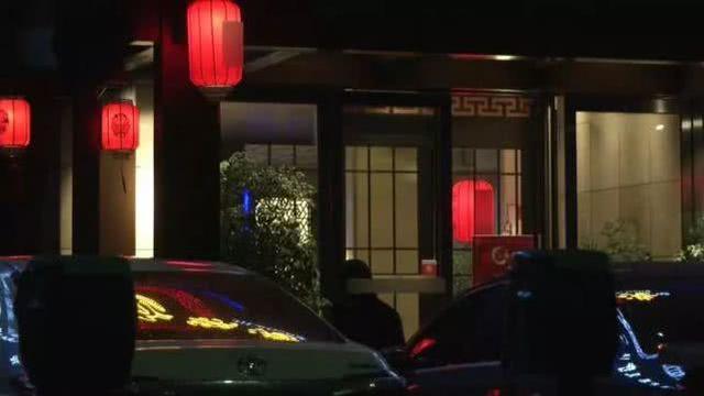 更衣室里有人与男子视频，身边女子一丝不挂全被拍