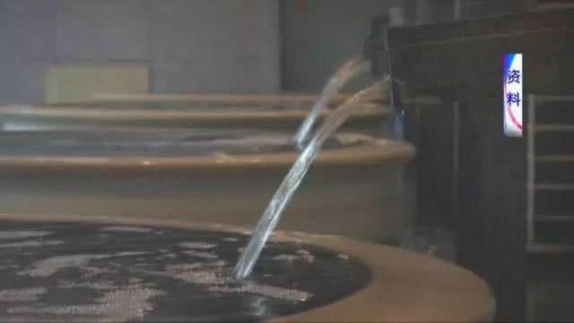 更衣室里有人与男子视频，身边女子一丝不挂全被拍