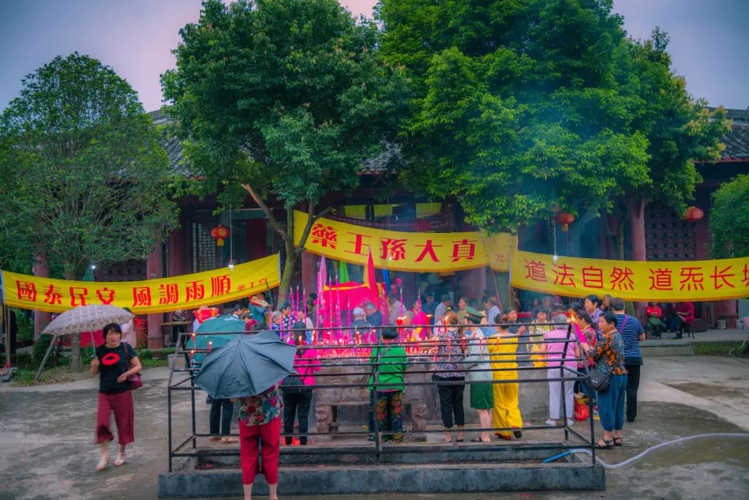 浓浓古典意蕴，孕育千年相思树！什邡这个小镇真的很美