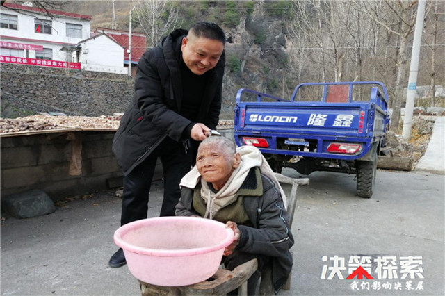 西峡县商务局驻米坪镇赶仗沟村工作队长张金有：为贫困户干点事，我光荣、我自豪