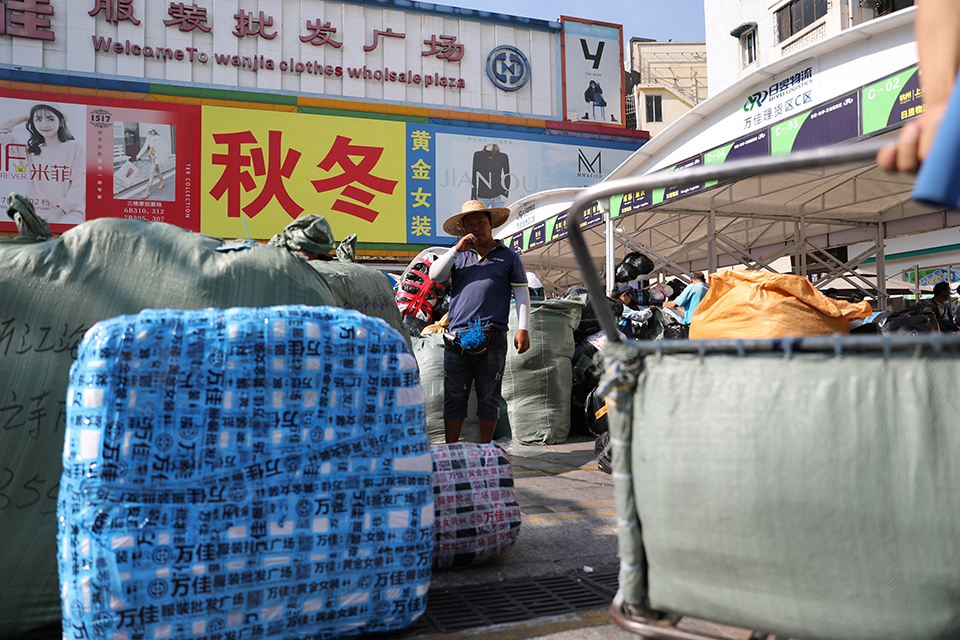 档口小妹直播带货,档口小妹做直播