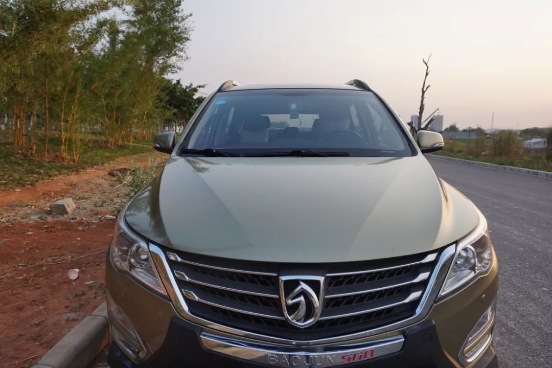 严重老化开裂,雨刮还不换?只会加玻璃水的7年老司机终于迎来换雨刮首秀!宝骏560女车主“*力暴**”安装的新雨刮,靠谱吗?