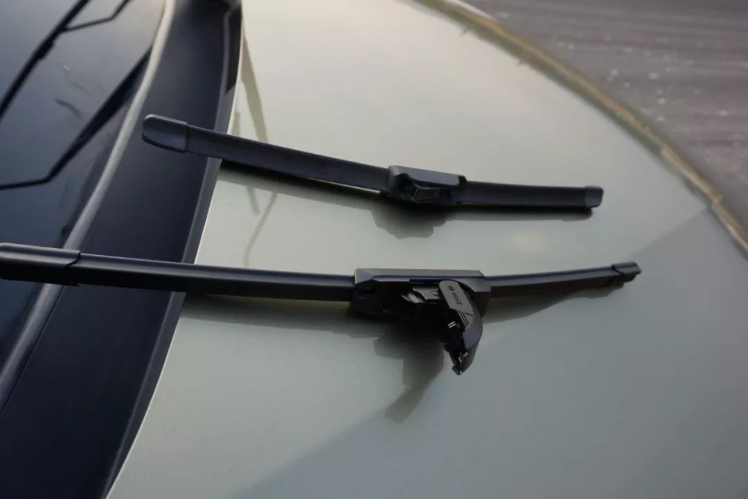 严重老化开裂,雨刮还不换?只会加玻璃水的7年老司机终于迎来换雨刮首秀!宝骏560女车主“*力暴**”安装的新雨刮,靠谱吗?