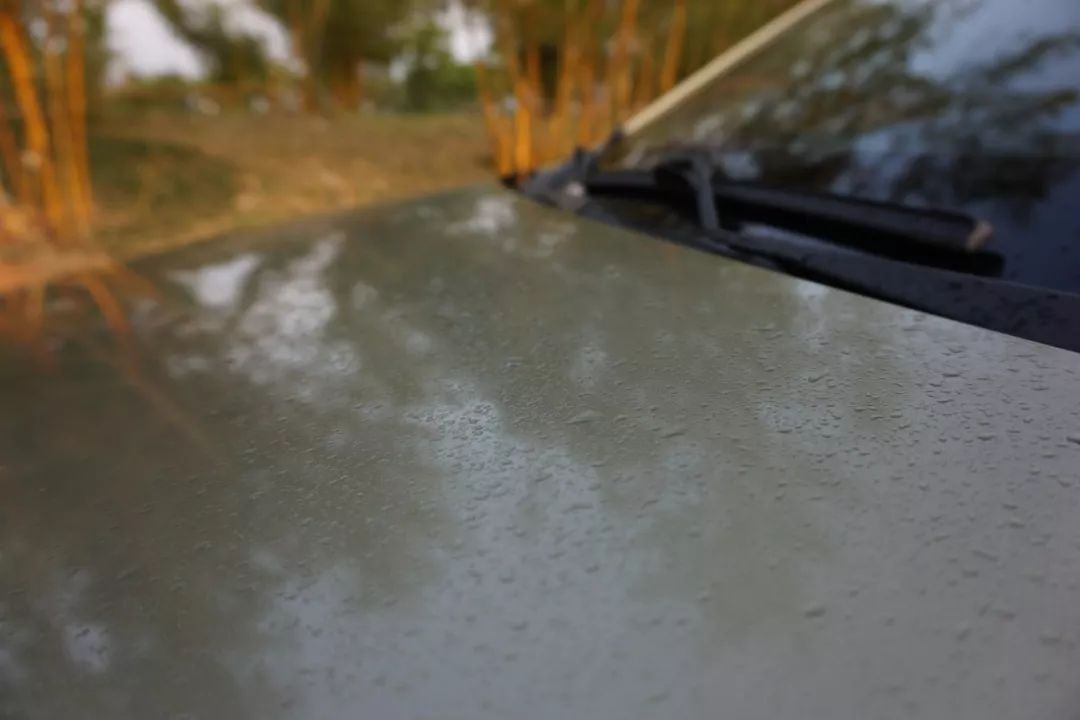 严重老化开裂,雨刮还不换?只会加玻璃水的7年老司机终于迎来换雨刮首秀!宝骏560女车主“*力暴**”安装的新雨刮,靠谱吗?