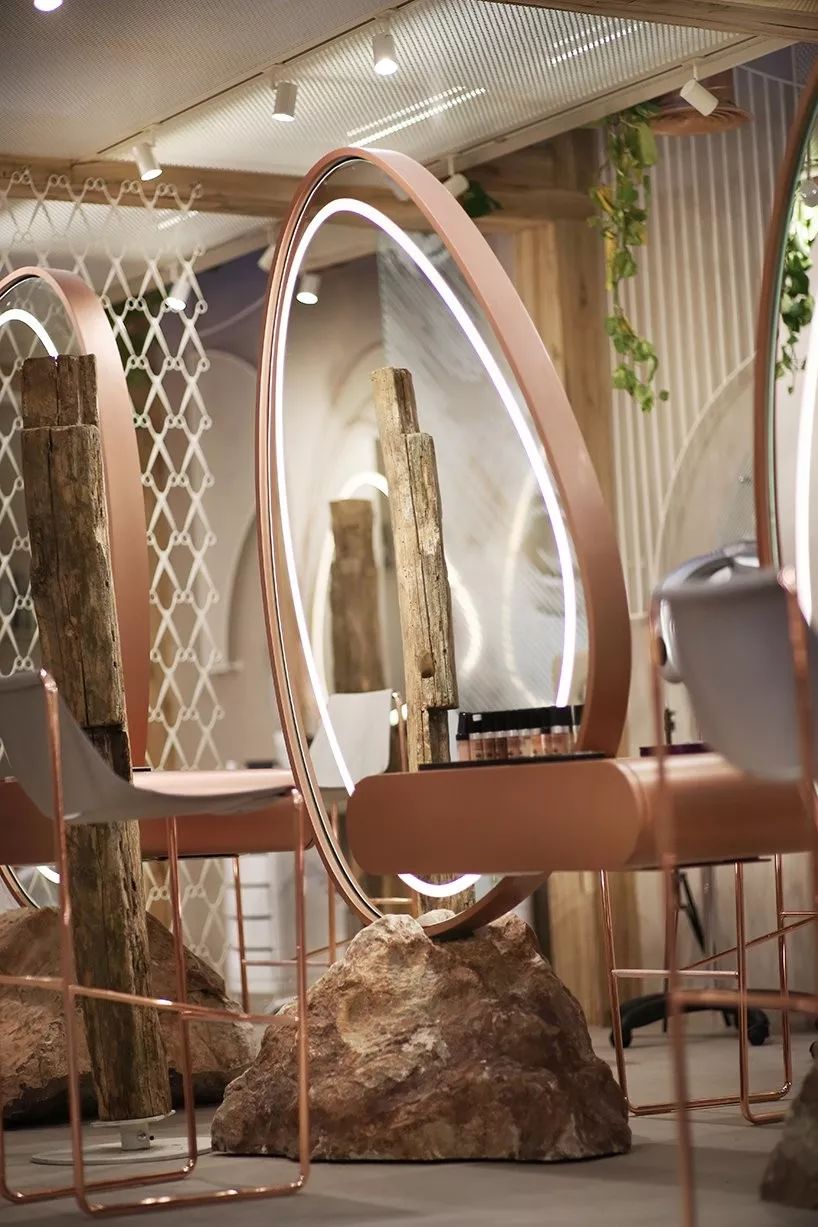 倪妮泳装“湿身”撩人;陈冠希“炒鞋”引群架;无印良品搞装修