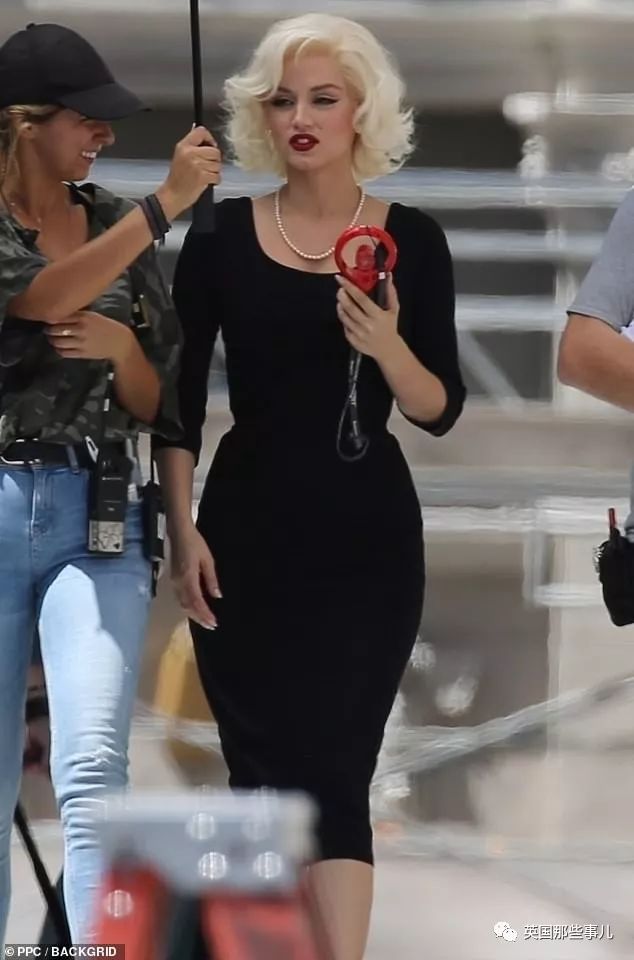 她是新任007邦女郎，也是梦露…这个古巴妹子，凭啥成了新一代性感女神？