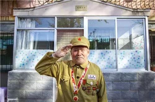 95岁抗战老兵最后的心愿令人泪目,92岁老兵回忆抗美援朝数次落泪