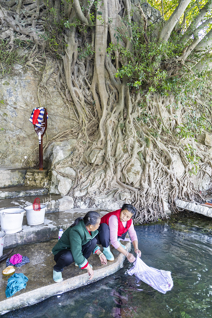这个古镇好奇怪，门前放元宝，商号大门开洞，城隍爷与关二爷作伴