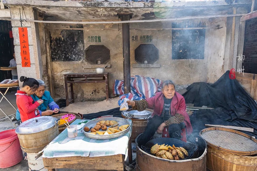 这个古镇好奇怪，门前放元宝，商号大门开洞，城隍爷与关二爷作伴