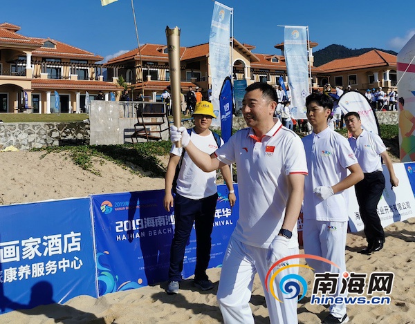 椰视频|冠军荣耀中国行走进万宁奥运双料冠军杨凌现身参与火炬传递