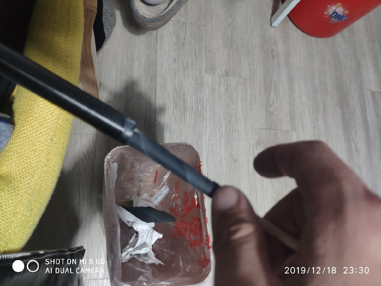 鱼竿被502胶水粘住拉不出来怎么办,鱼竿破裂最好的修复方法