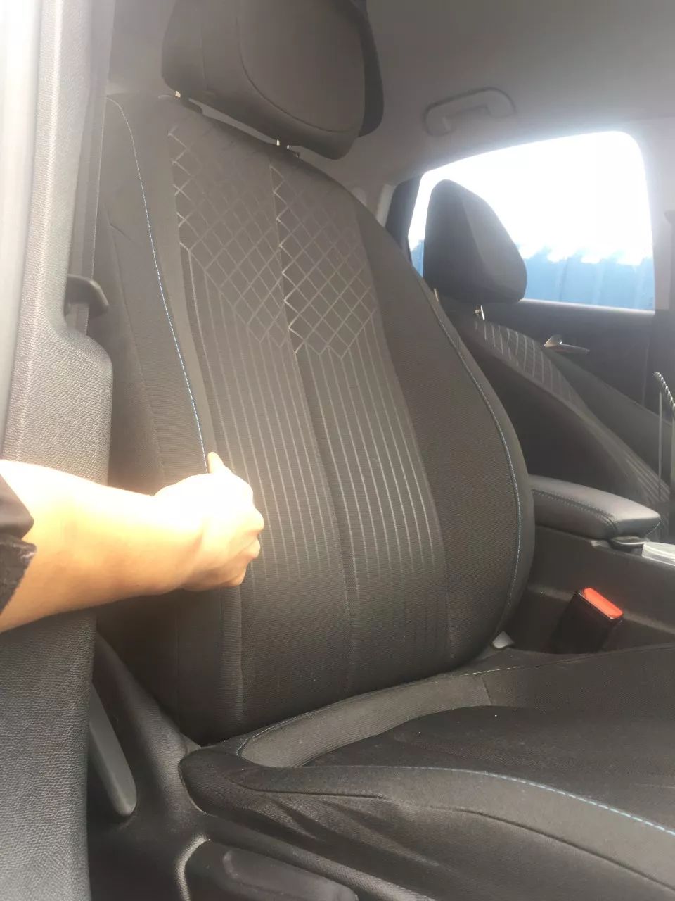 因《的士速递》买了省油能装的标致308！操控稳如狗，开起来像跑车？车主却揭开“辛酸”秘密...