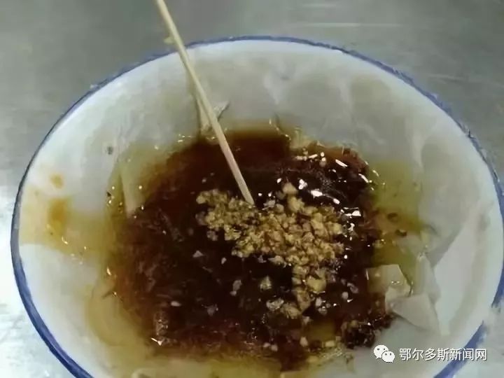 老板端来一碗饭,老板来一碗清汤