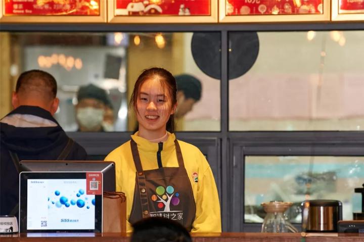 儿子高中毕业去咖啡店上班，爸妈辞去原来工作陪他一起！杭州这家最温暖的小店5岁了