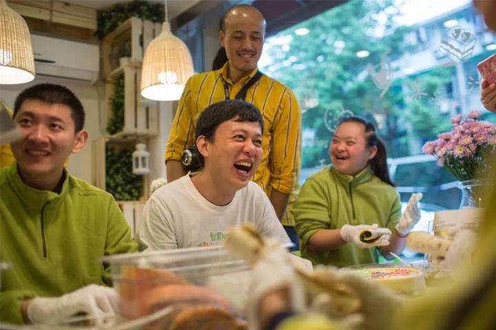 儿子高中毕业去咖啡店上班，爸妈辞去原来工作陪他一起！杭州这家最温暖的小店5岁了