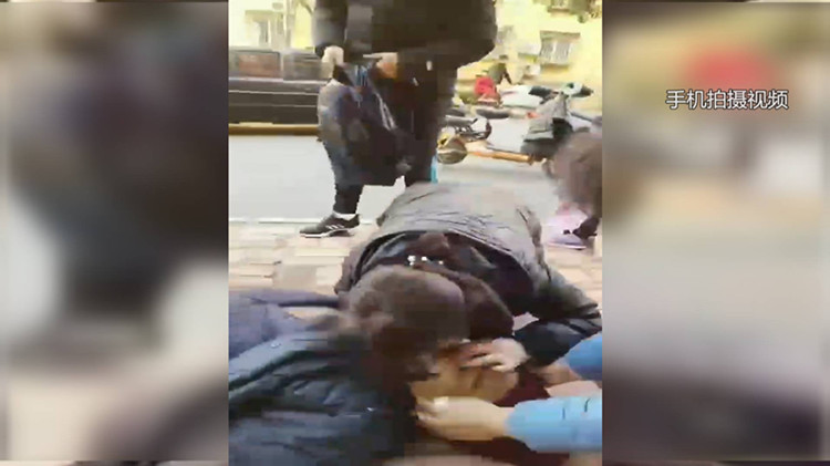 女护士跪地救人完整版,女医生杭州火车站跪地救人