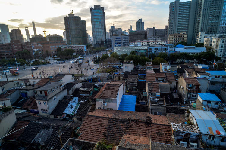 2.5万人次青年突击队助推旧改静安育群中学西块和241、242街坊居民今集体搬迁