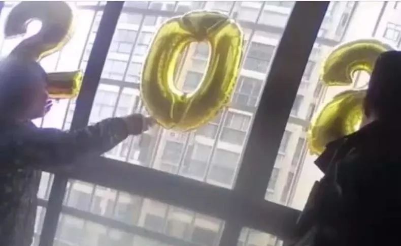 居民楼惊现SOS求救？邻居赶紧报警，结局猝不及防…