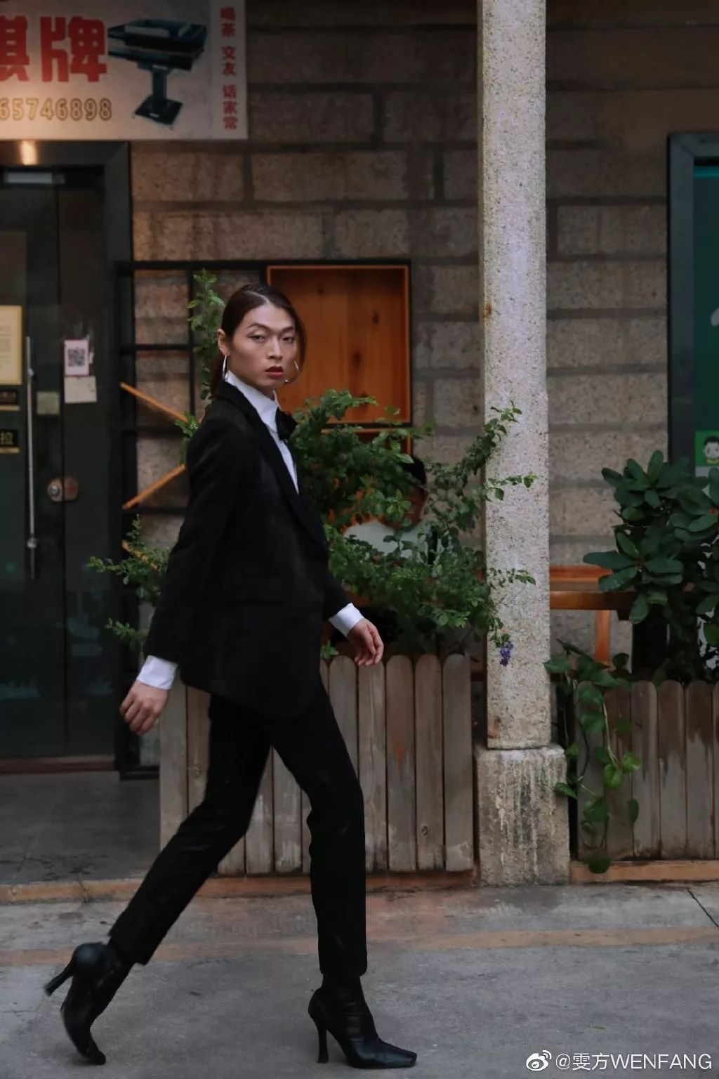 西安农村小伙模仿刘雯走红,农村小伙走秀走红