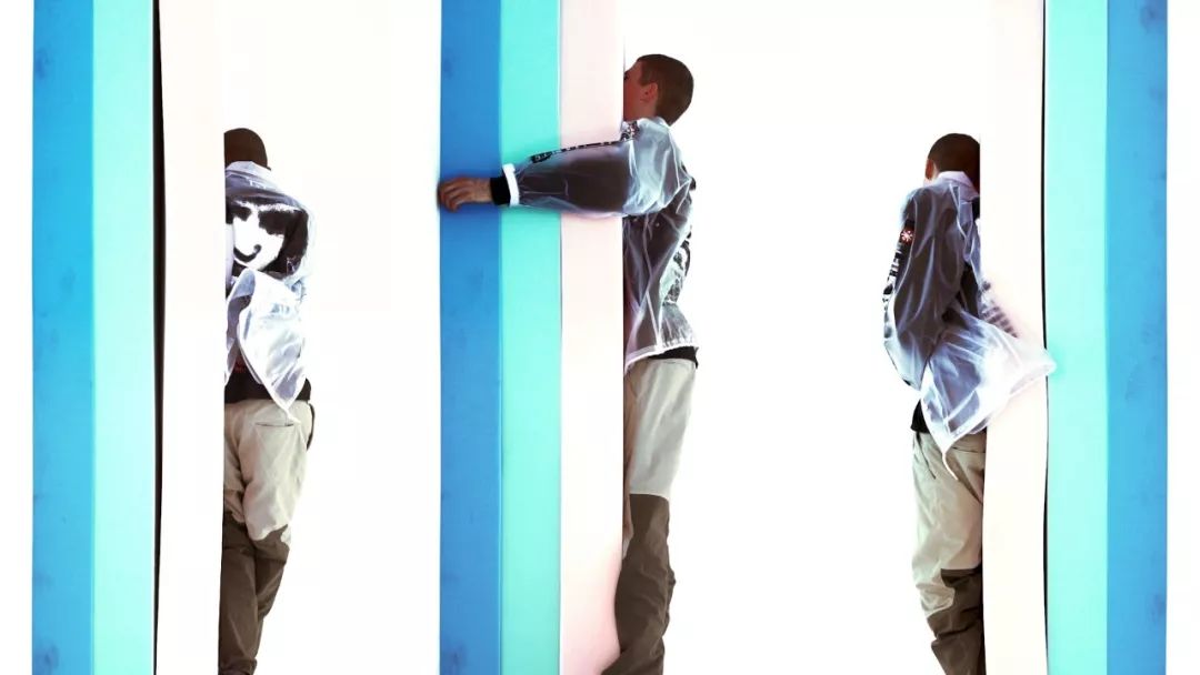 帮McQueen直播、给英女王拍照、被RafSimons致敬——这间工作室真传奇