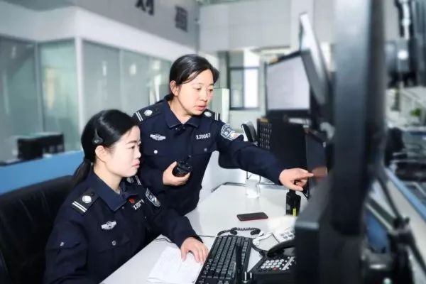 110接警员的幕后故事,110接警员暖心开导