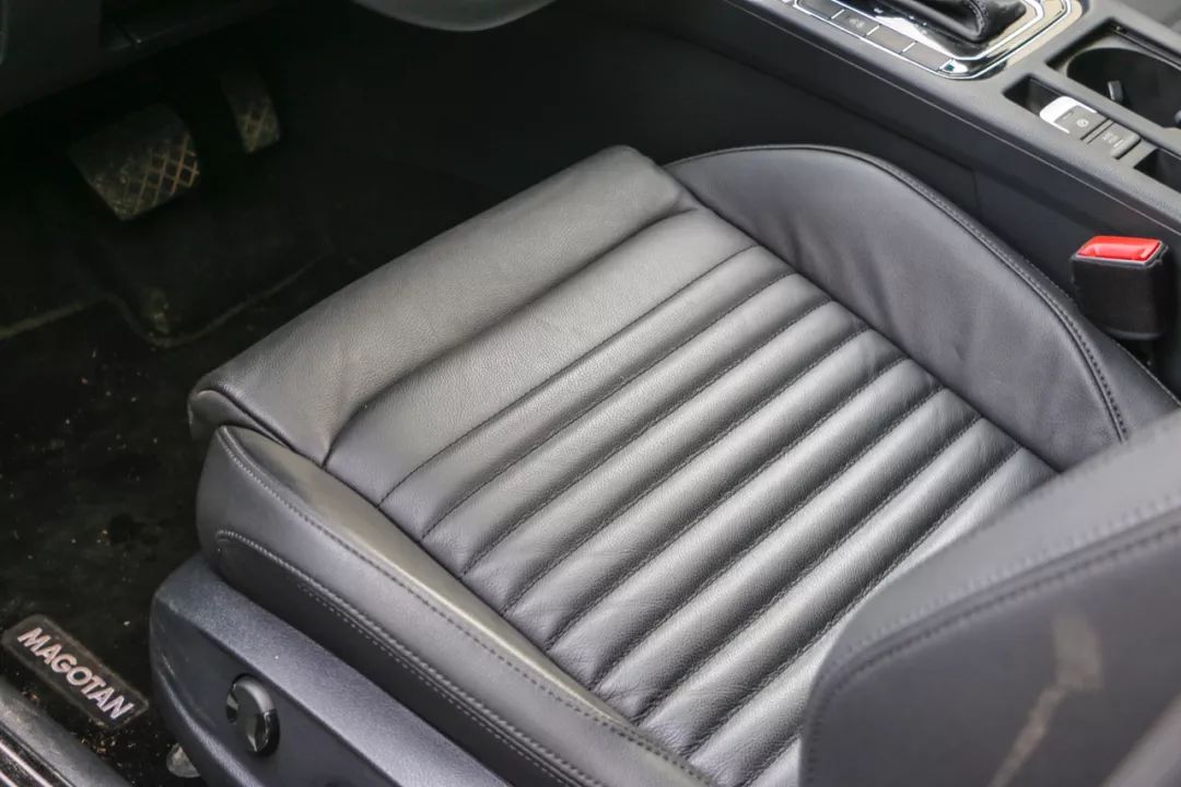 花15万买了辆24万的迈腾，只开过一万公里的二手车，空间宽敞、动力足，虽然安全配置有点少，但性价比真高