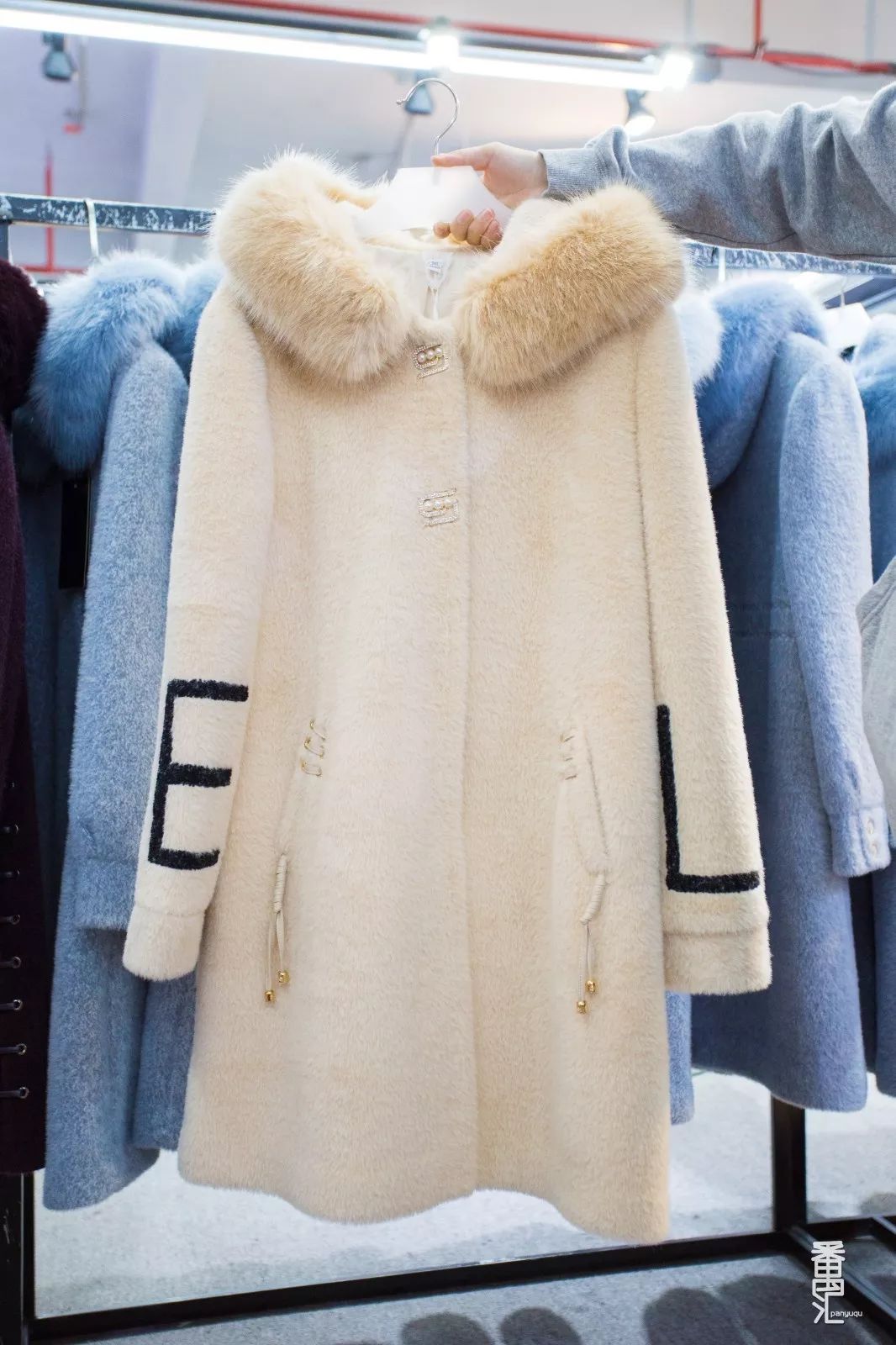 南村工厂特卖店,广州番禺南村特卖场服装