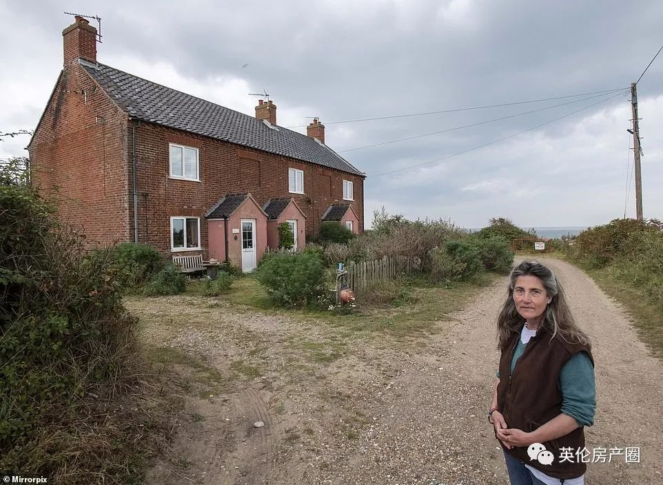 原本是面朝大海最美的崖边别墅,现在却要被大海吞没...英国这岛是越来越小了...